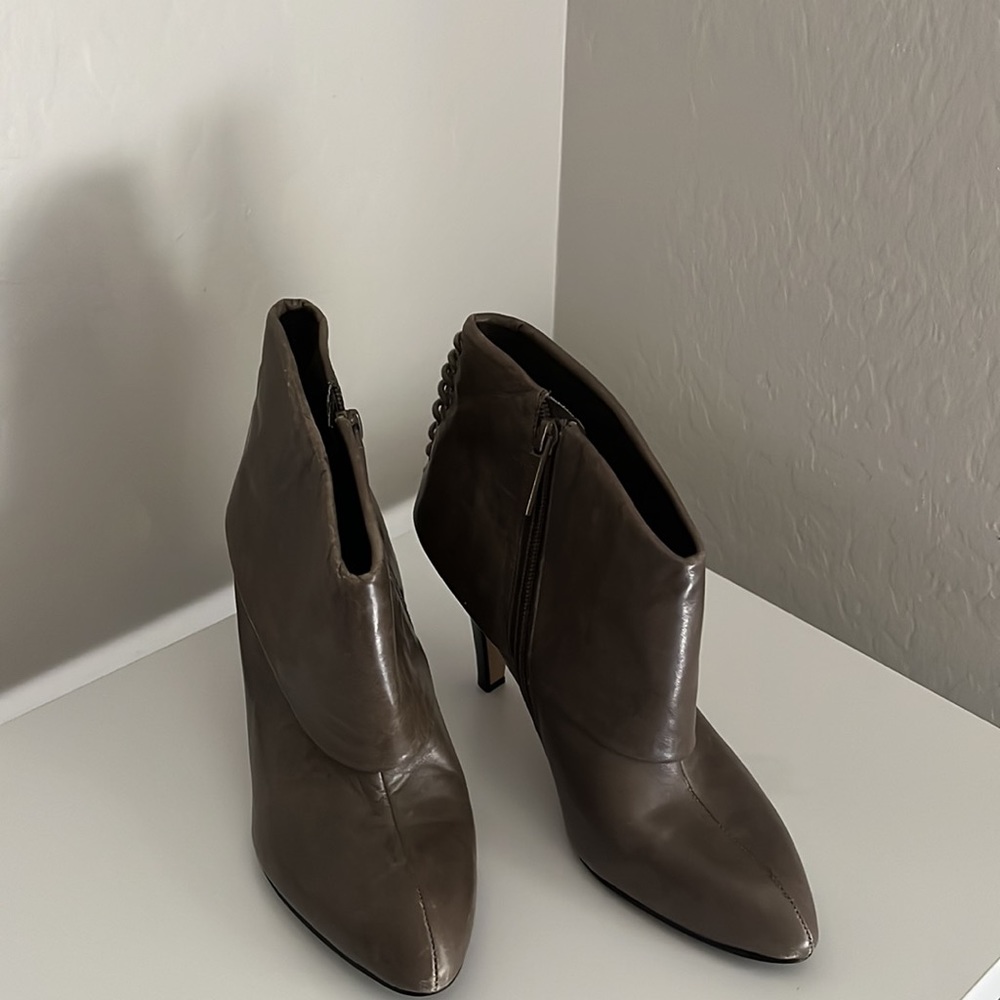 Nine West Theophilia Leather Ankle Booties size 6.5 in Gray with hint of olive - Picture 2 of 7
